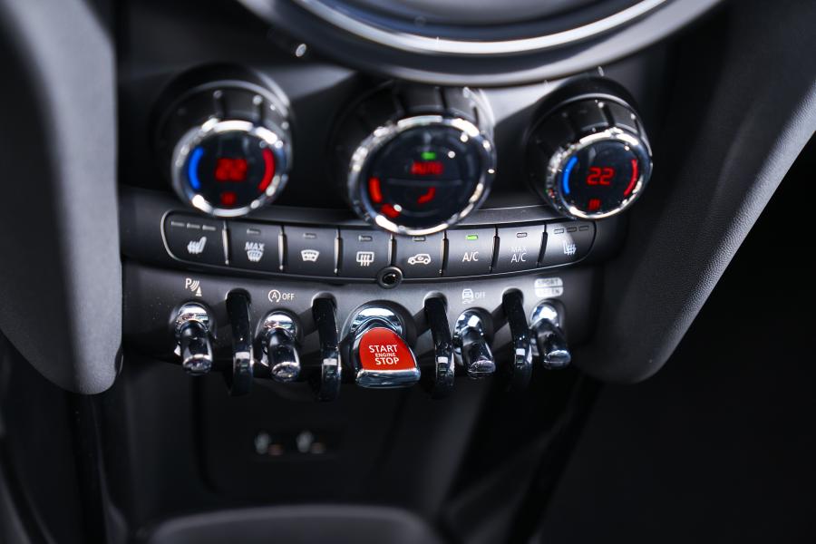 Детали интерьера Mini Cooper S (F56) 2018 года  (WW) (фото 94 из 196)